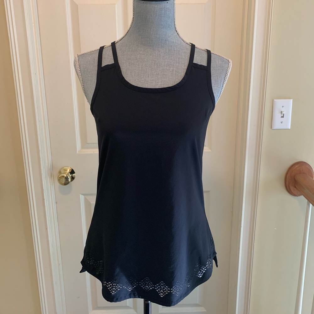 Adorable Athleta top with nice cut out design bottom edging. Size XS, black
